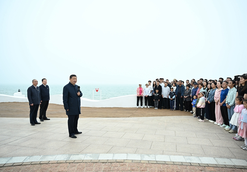 5月22日至24日，中共中央總書記、國家主席、中央軍委主席習(xí)近平在山東考察。這是22日下午，習(xí)近平在日照市陽光海岸綠道同市民和游客親切交流。