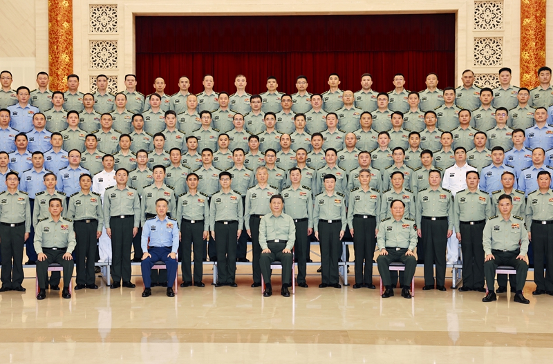 5月22日至24日，中共中央總書記、國家主席、中央軍委主席習(xí)近平在山東考察。這是23日上午，習(xí)近平在濟南親切接見駐濟南部隊上校以上領(lǐng)導(dǎo)干部，代表黨中央和中央軍委向駐濟南部隊全體官兵致以誠摯問候。