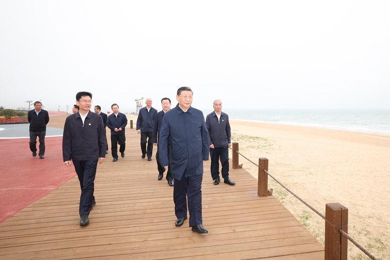 5月22日至24日，中共中央總書記、國家主席、中央軍委主席習(xí)近平在山東考察。這是22日下午，習(xí)近平在日照市陽光海岸綠道考察。