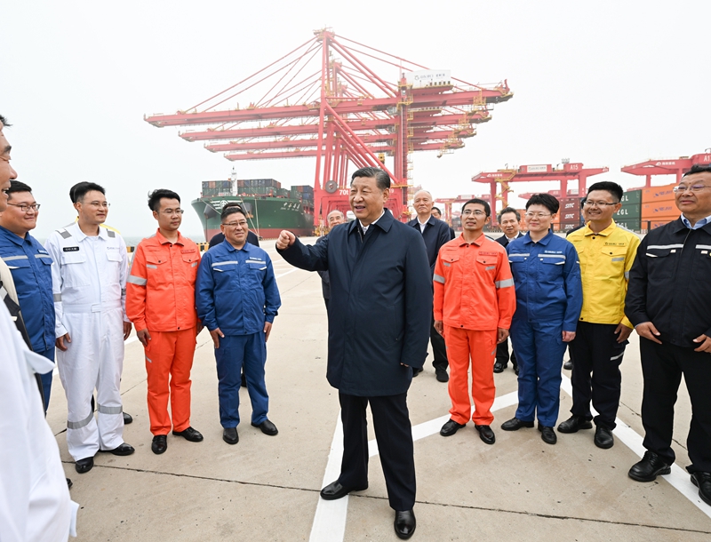 ??5月22日至24日，中共中央總書記、國家主席、中央軍委主席習(xí)近平在山東考察。這是22日下午，習(xí)近平在日照港親切慰問港口科技工作者、運營人員、航運人員。 