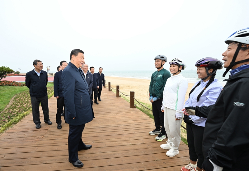 5月22日至24日，中共中央總書記、國家主席、中央軍委主席習(xí)近平在山東考察。這是22日下午，習(xí)近平在日照市陽光海岸綠道同市民親切交流。