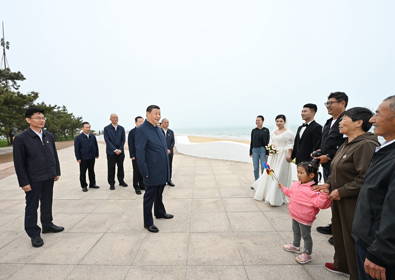 5月22日至24日，中共中央總書記、國家主席、中央軍委主席習(xí)近平在山東考察。這是22日下午，習(xí)近平在日照市陽光海岸綠道同市民親切交流。
