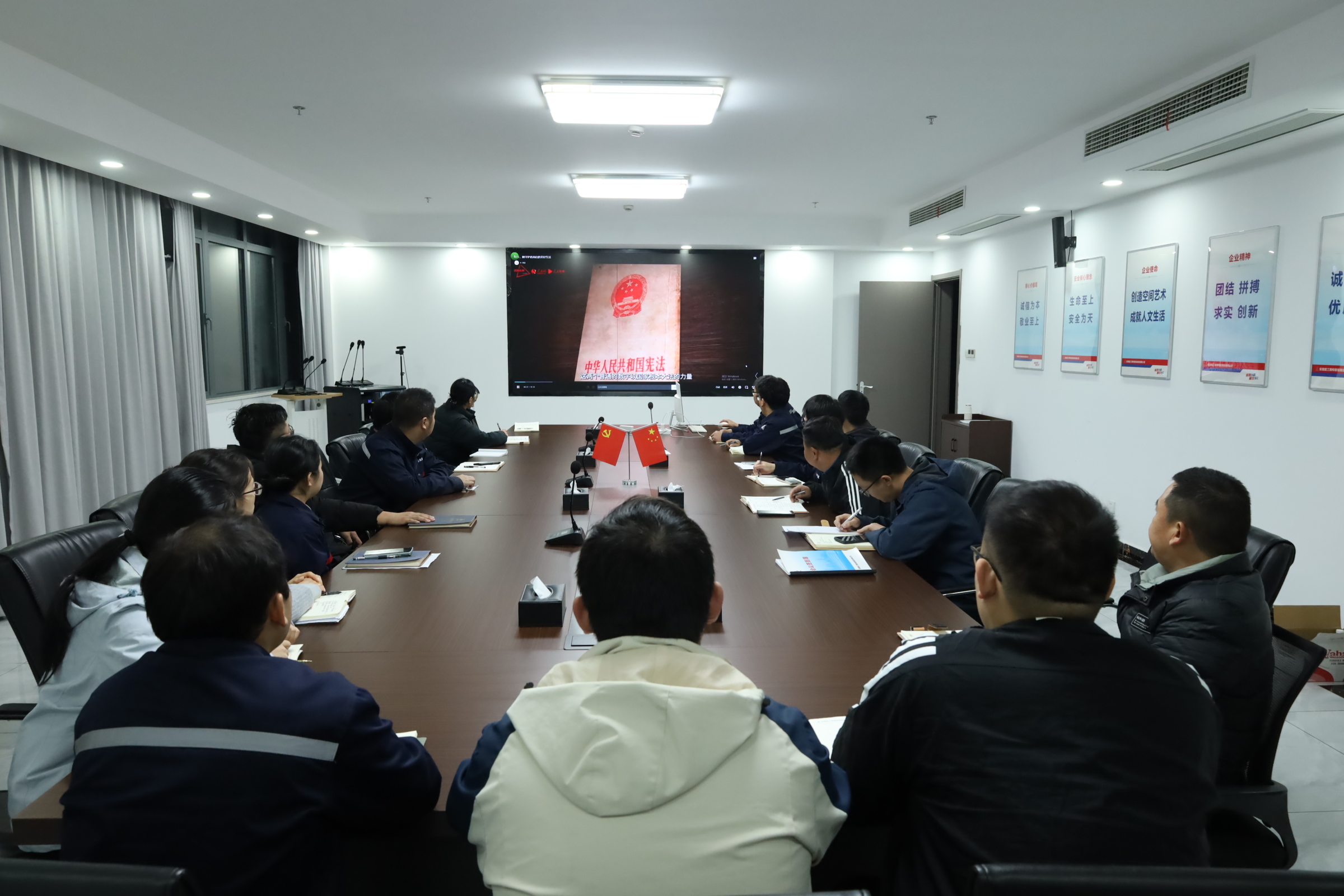 職工觀看相關普法內(nèi)容.JPG